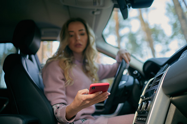 Why Shouldn’t You Text and Look at Your Phone at Red Lights?